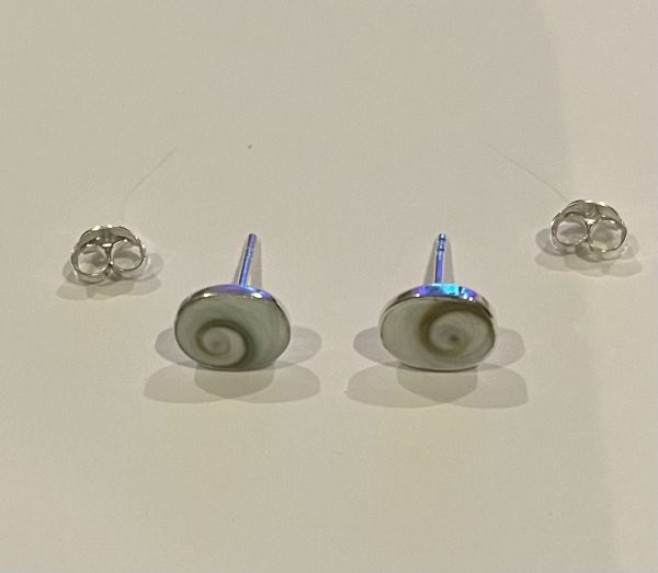 Sm cochlear shaped oval stud earrings.
